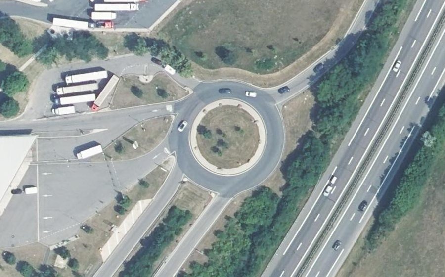 Vue aérienne du Rond-point anonyme n°314560418