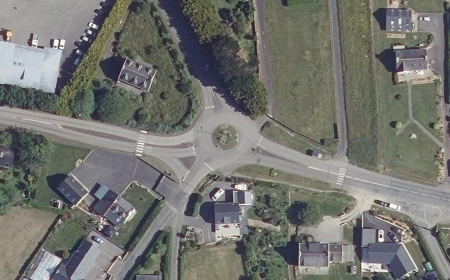 Vue aérienne du Rond-point anonyme n°31470564