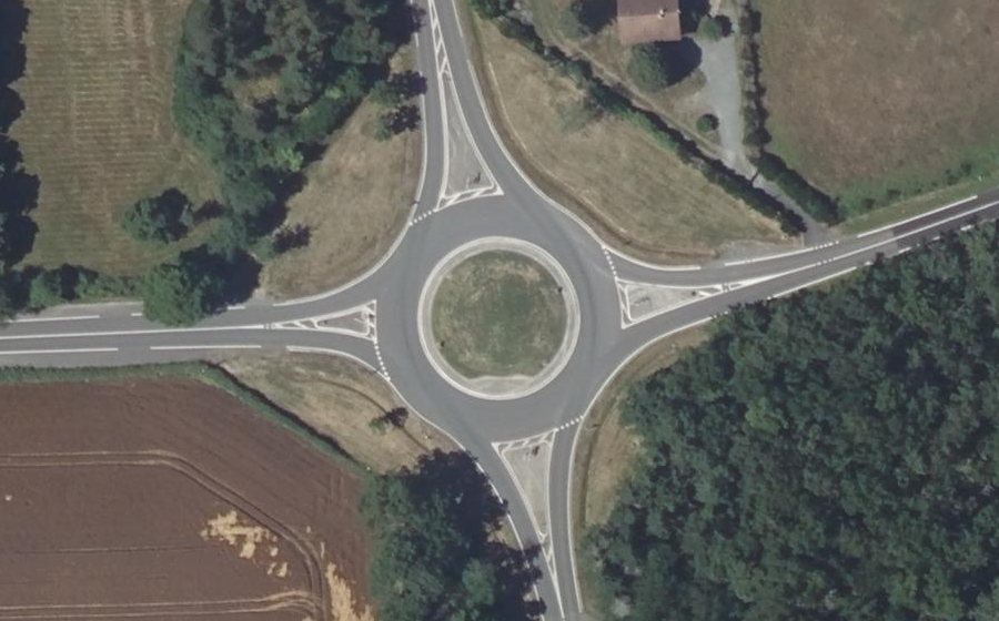 Vue aérienne du Rond-point anonyme n°31474315