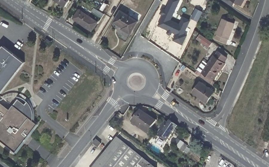 Vue aérienne du Rond-point anonyme n°314750544