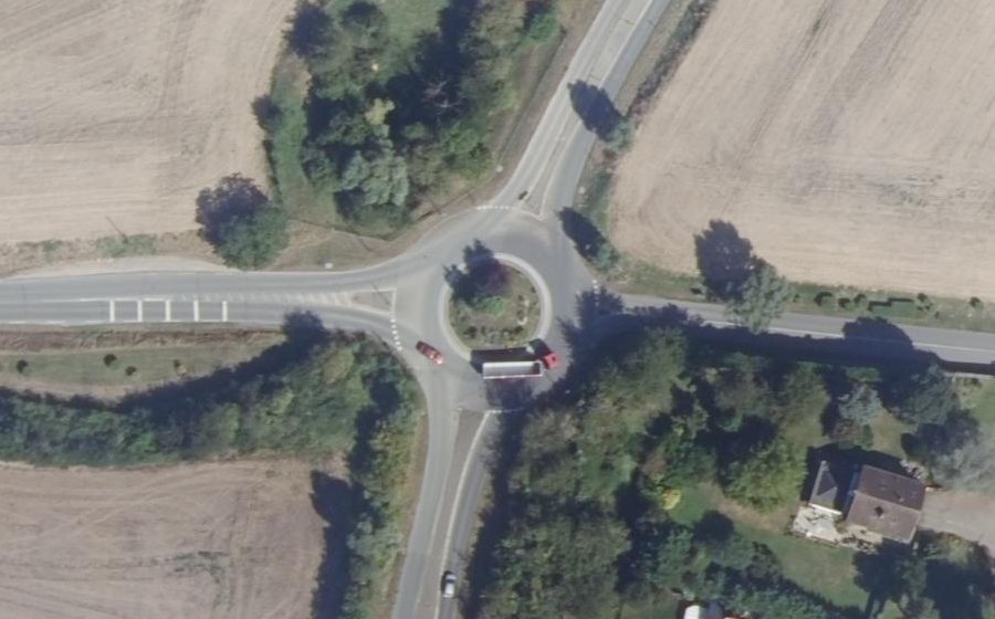 Vue aérienne du Rond-point anonyme n°314762889