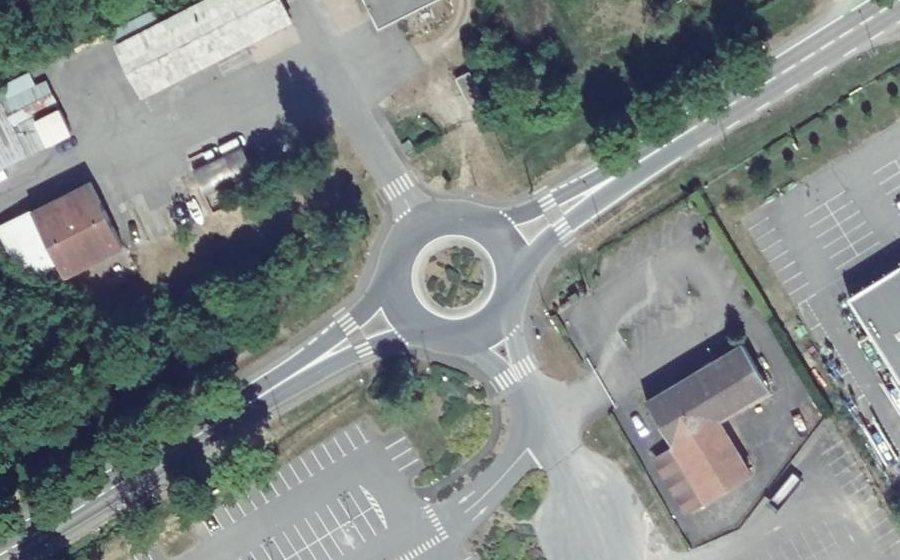 Vue aérienne du Rond-point anonyme n°314809759