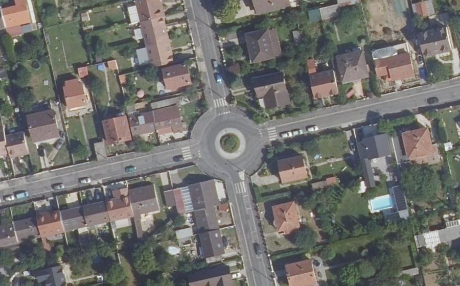 Vue aérienne du Rond-point anonyme n°31480990
