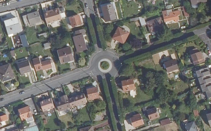 Vue aérienne du Rond-point anonyme n°31481077