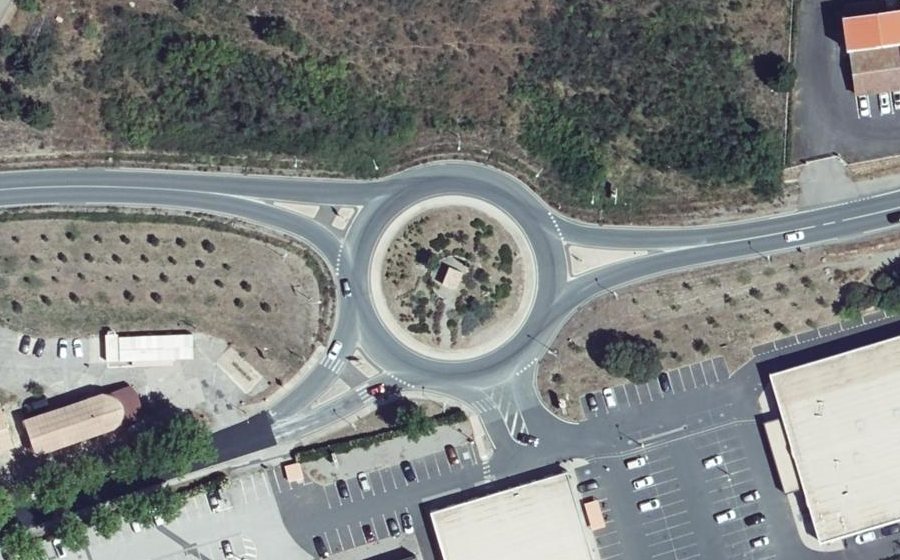 Vue aérienne du Rond-point anonyme n°314842173