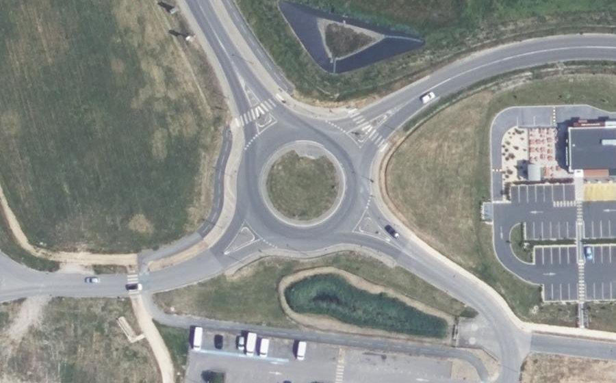 Vue aérienne du Rond-point anonyme n°314902538