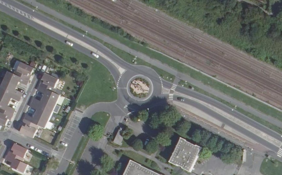 Vue aérienne du Rond-point anonyme n°314939994