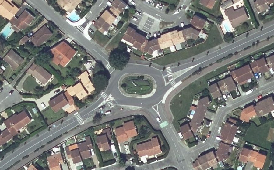 Vue aérienne du Rond-point anonyme n°31494550
