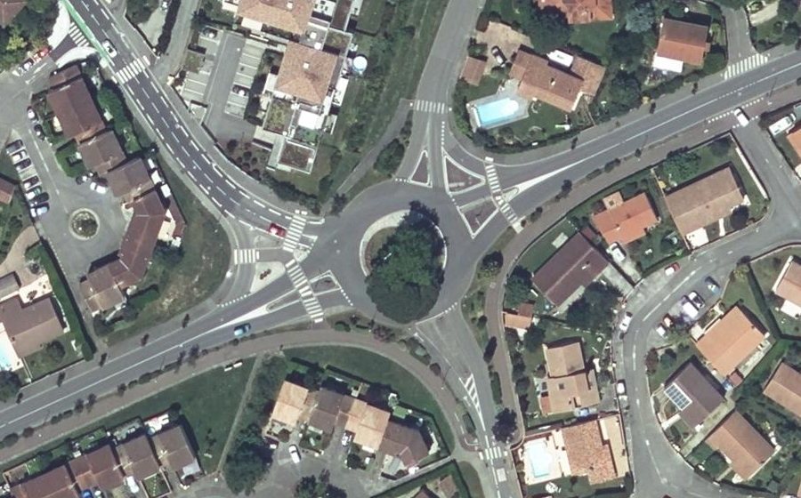 Vue aérienne du Rond-point anonyme n°31495659
