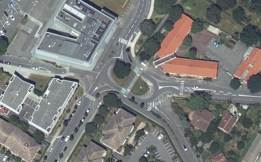 Vue aérienne du Rond-point anonyme n°31499274