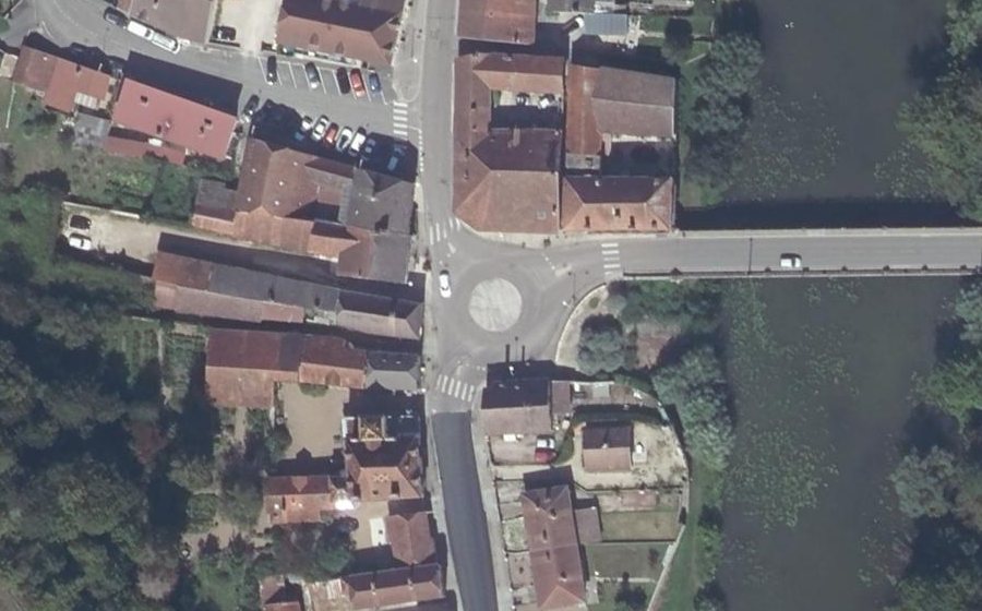 Vue aérienne du Rond-point anonyme n°315047816