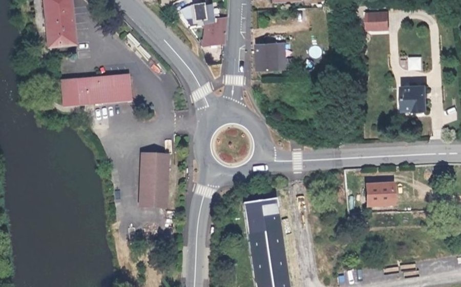 Vue aérienne du Rond-point anonyme n°31513673