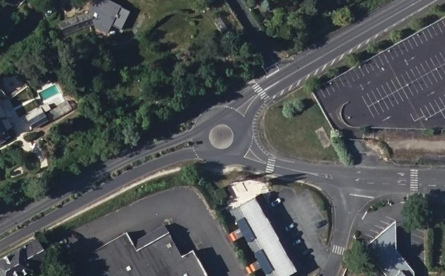 Vue aérienne du Rond-point anonyme n°315345609