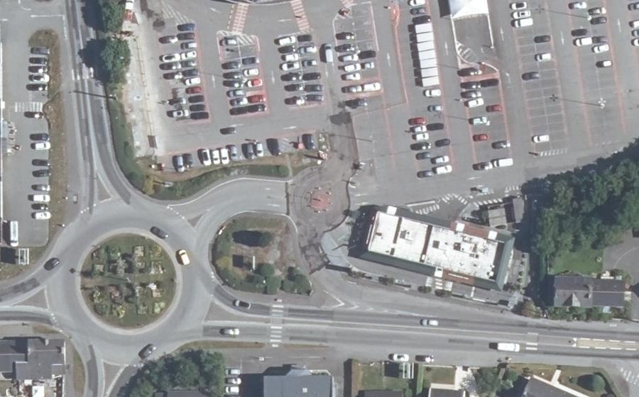 Vue aérienne du Rond-point anonyme n°315358087