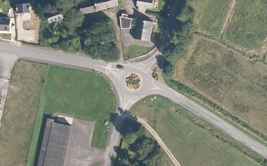 Vue aérienne du Rond-point anonyme n°315443563