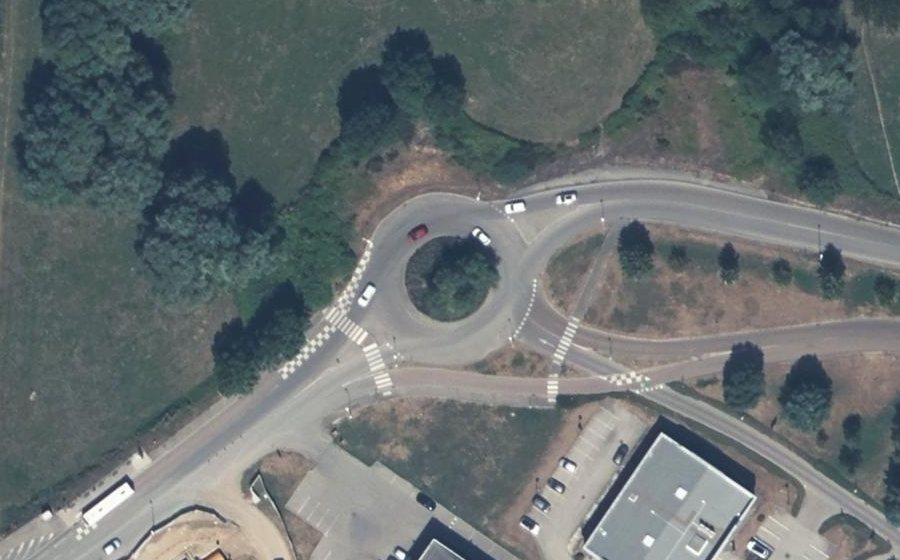 Vue aérienne du Rond-point anonyme n°315446866