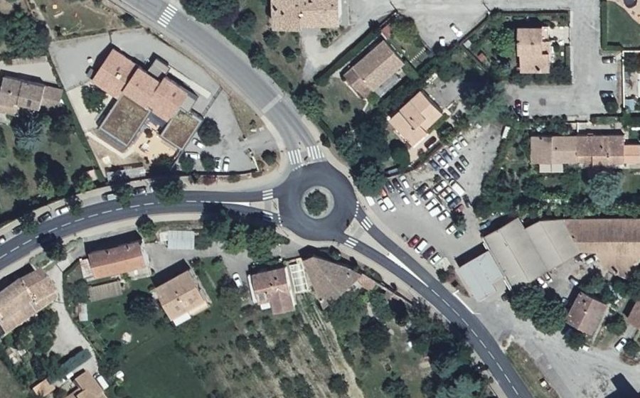 Vue aérienne du Rond-point anonyme n°31544980