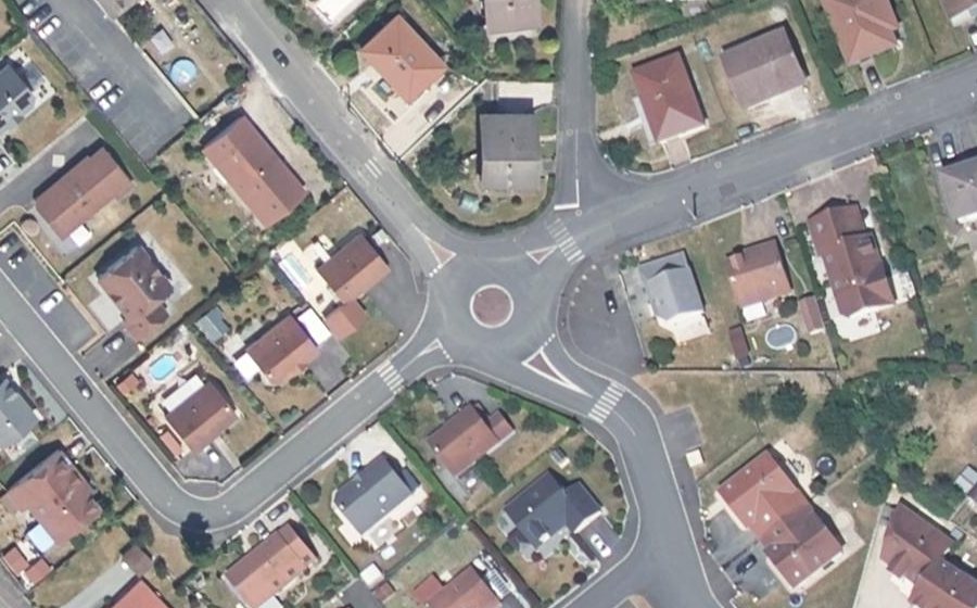 Vue aérienne du Rond-point anonyme n°31546579