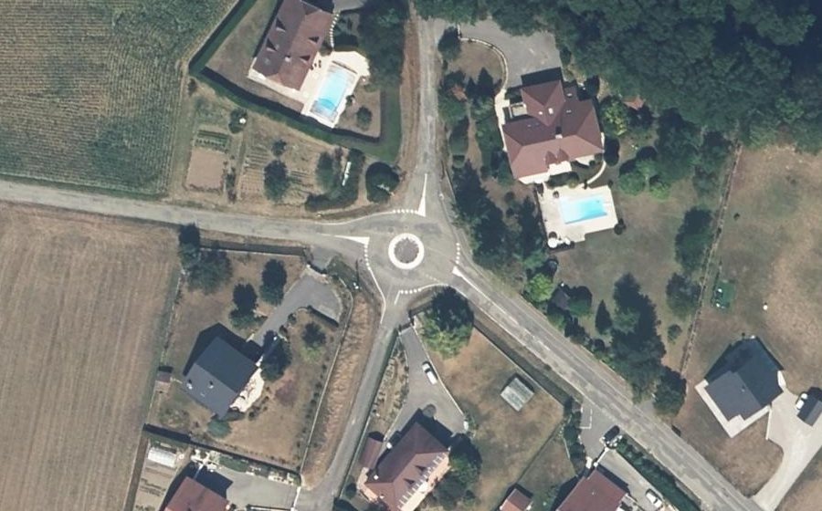 Vue aérienne du Rond-point anonyme n°315469097