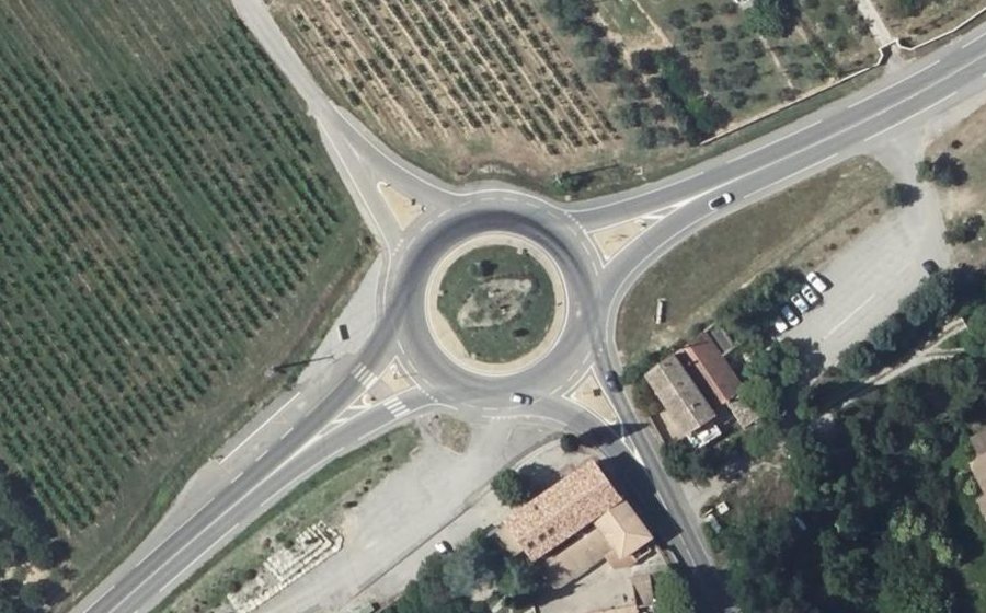 Vue aérienne du Rond-point anonyme n°315584282