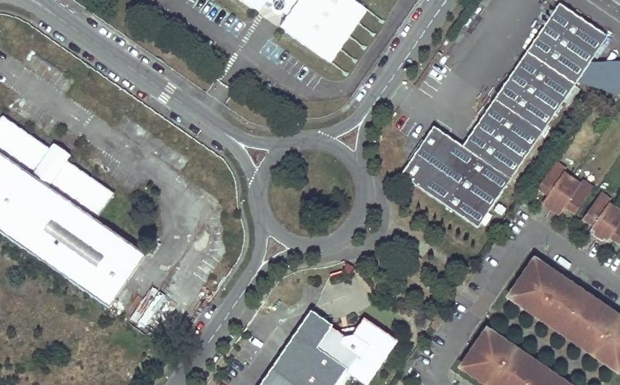 Vue aérienne du Rond-point anonyme n°31570978