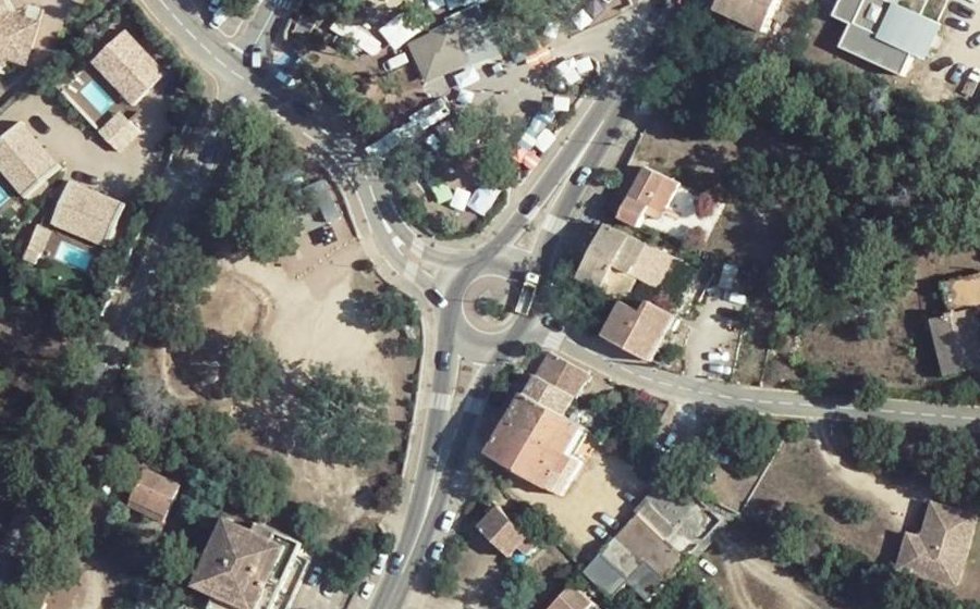 Vue aérienne du Rond-point anonyme n°31571854