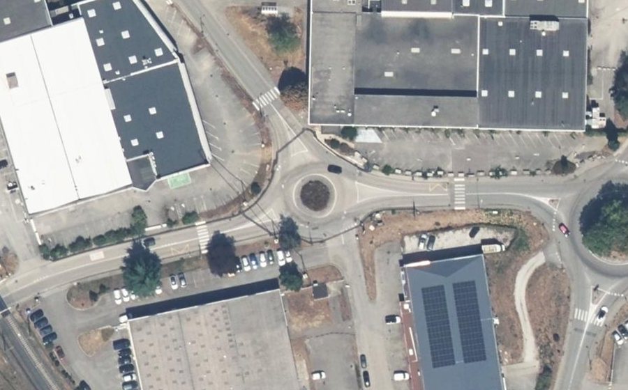 Vue aérienne du Rond-point anonyme n°31573523