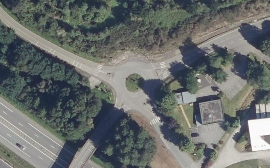 Vue aérienne du Rond-point anonyme n°31584930