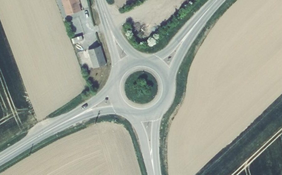 Vue aérienne du Rond-point anonyme n°315853317