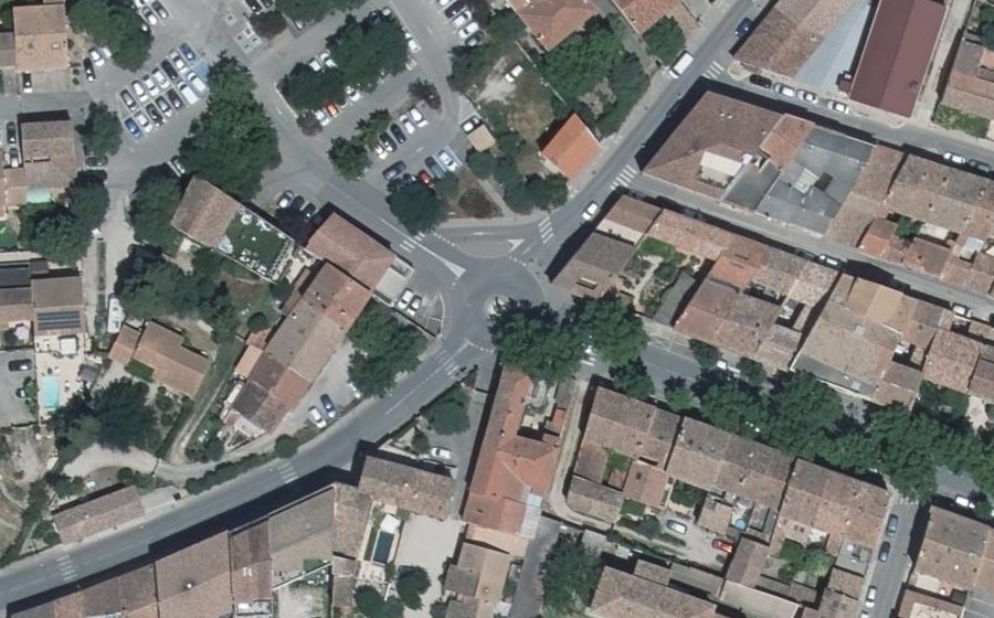 Vue aérienne du Rond-point anonyme n°315940927