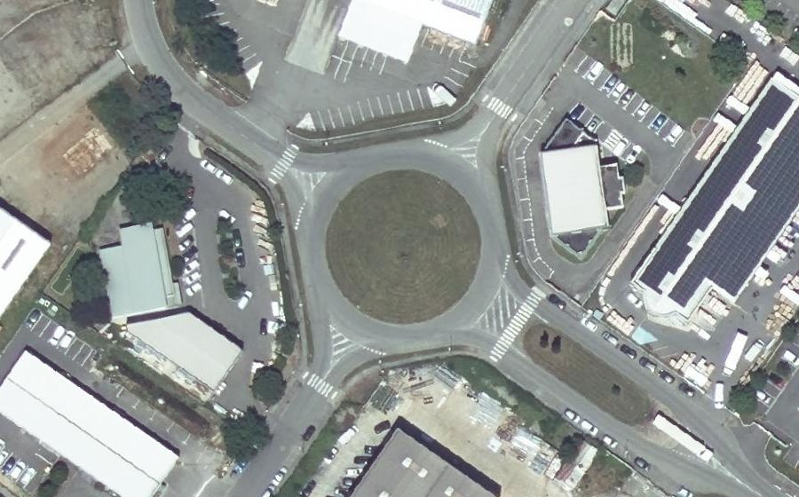 Vue aérienne du Rond-point anonyme n°31602366