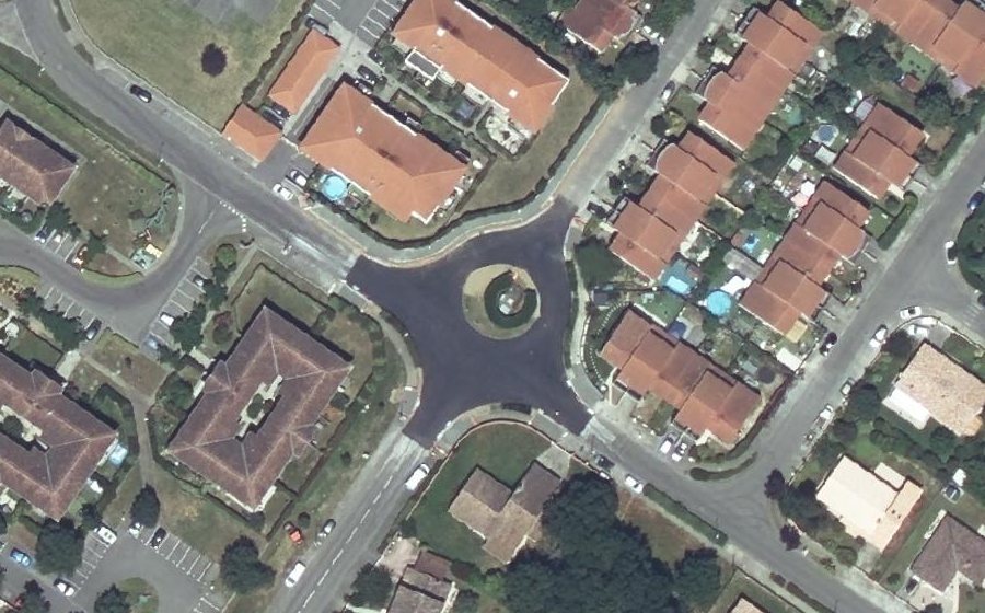 Vue aérienne du Rond-point anonyme n°31602377