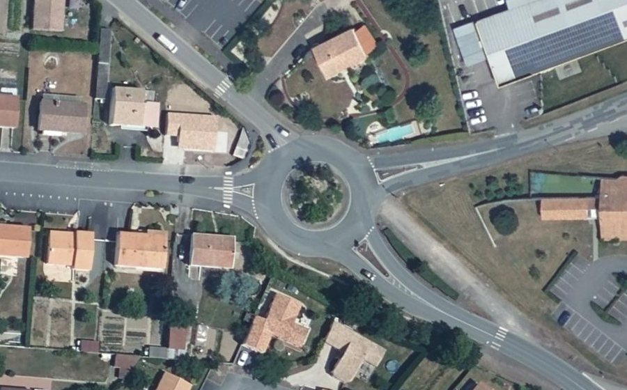 Vue aérienne du Rond-point anonyme n°31612620