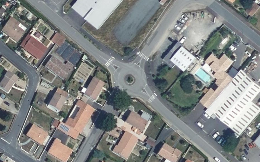 Vue aérienne du Rond-point anonyme n°31612622