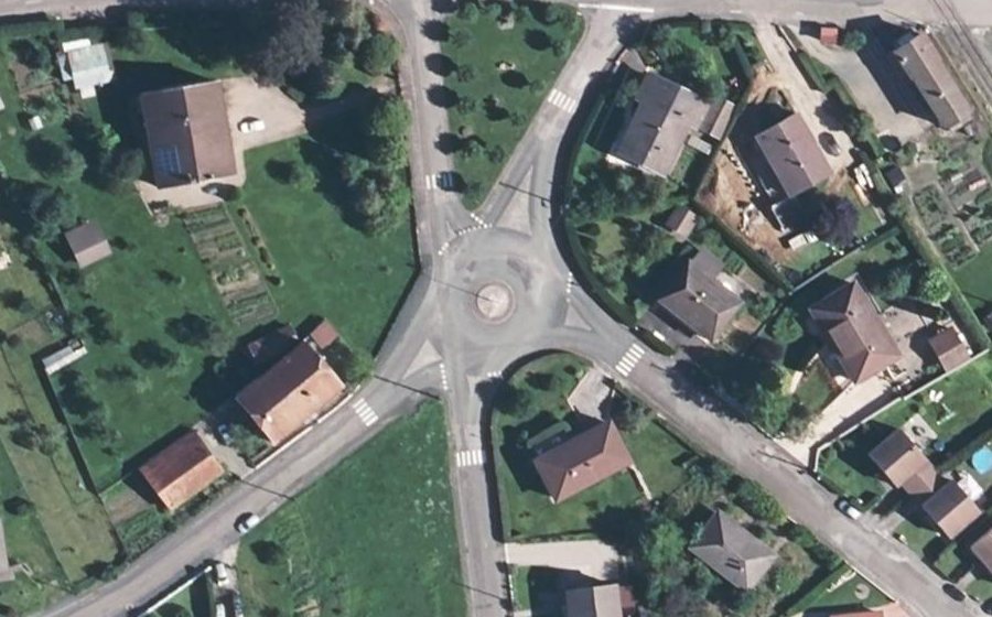 Vue aérienne du Rond-point anonyme n°316177747