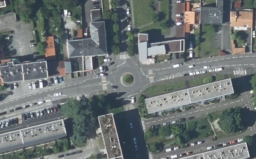 Vue aérienne du Rond-point anonyme n°31624554