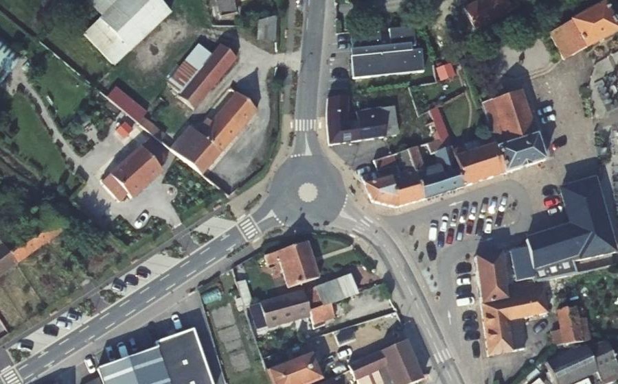 Vue aérienne du Rond-point anonyme n°316260299