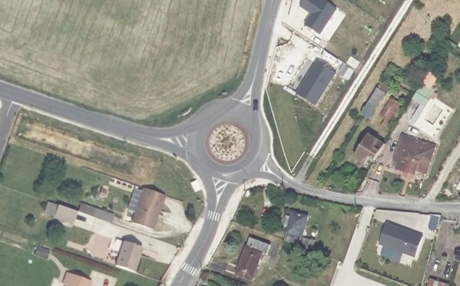 Vue aérienne du Rond-point anonyme n°316260761