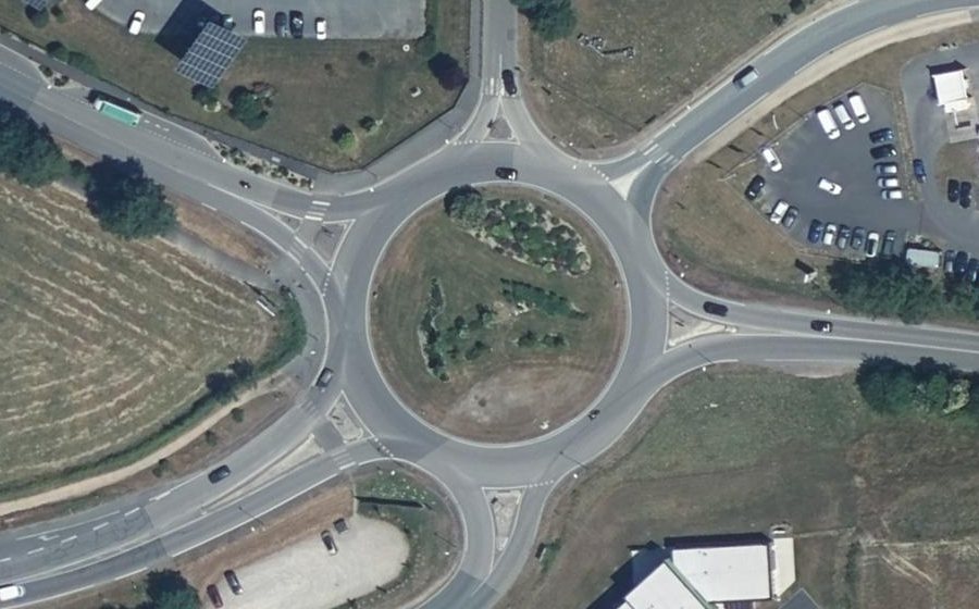 Vue aérienne du Rond-point anonyme n°31628144