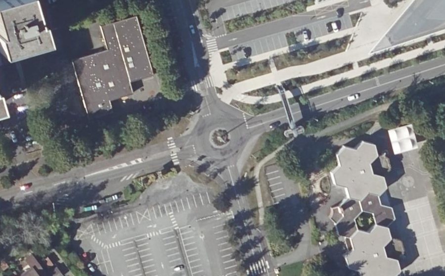 Vue aérienne du Rond-point anonyme n°31631878