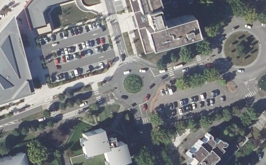 Vue aérienne du Rond-point anonyme n°31631886
