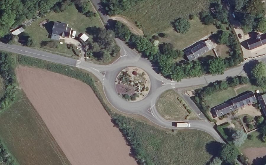 Vue aérienne du Rond-point anonyme n°31634124