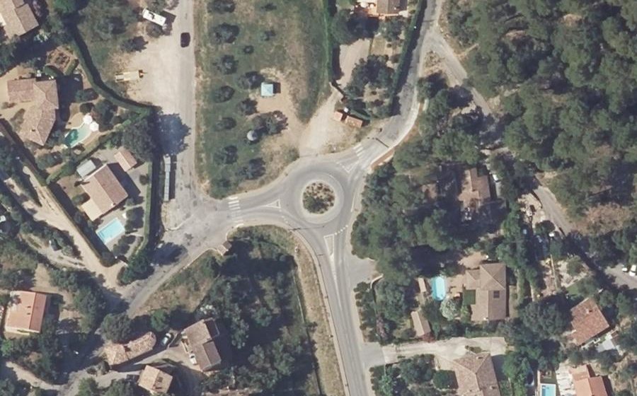 Vue aérienne du Rond-point anonyme n°316409324