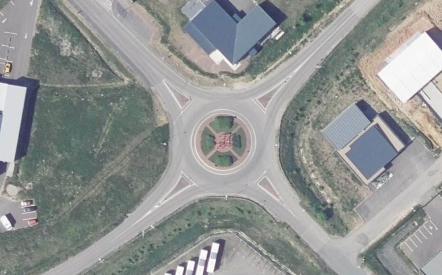Vue aérienne du Rond-point anonyme n°316413346