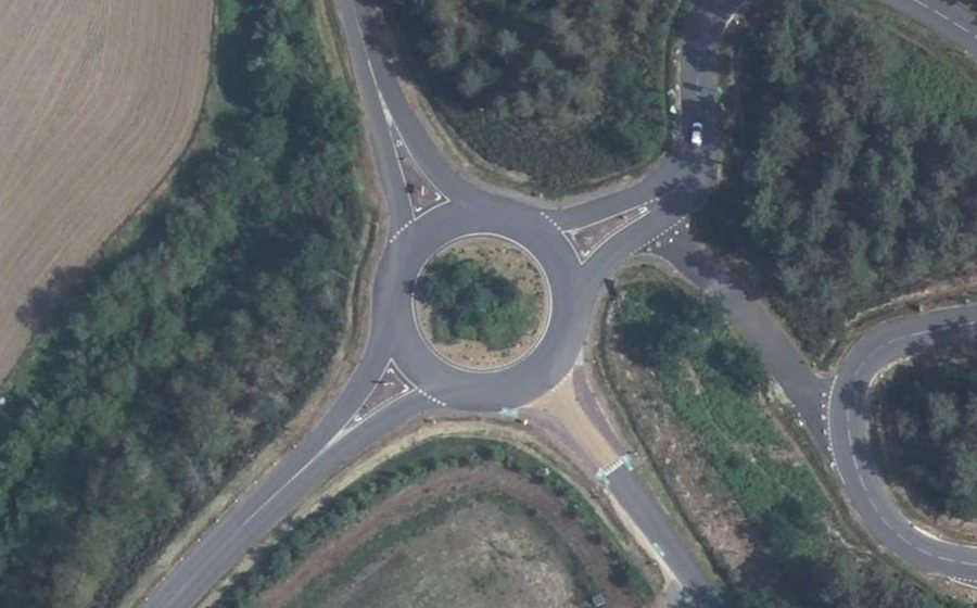 Vue aérienne du Rond-point anonyme n°316439185