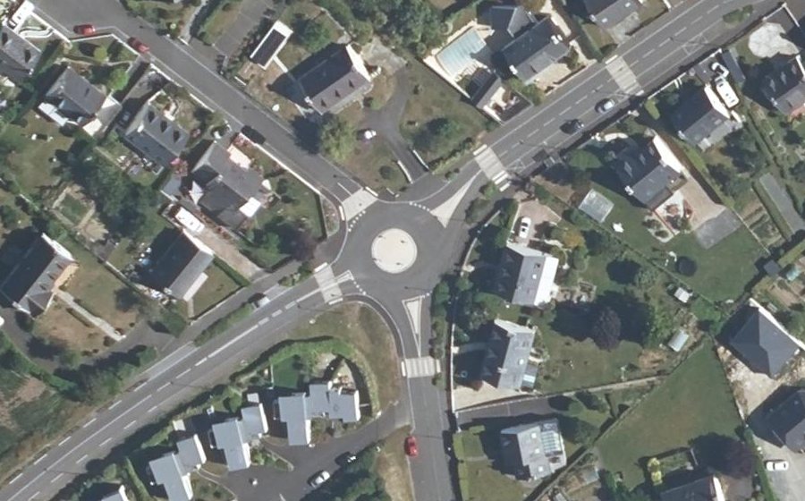 Vue aérienne du Rond-point anonyme n°316460291
