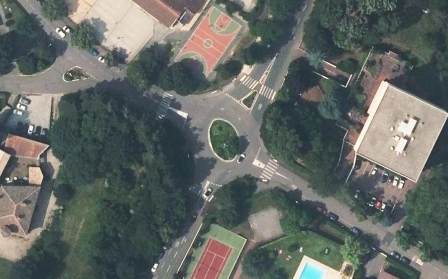 Vue aérienne du Rond-point anonyme n°31651744