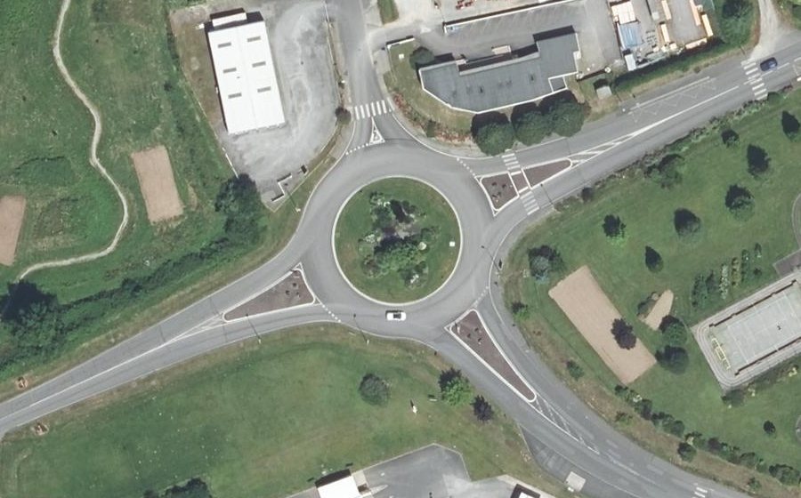 Vue aérienne du Rond-point anonyme n°31651940