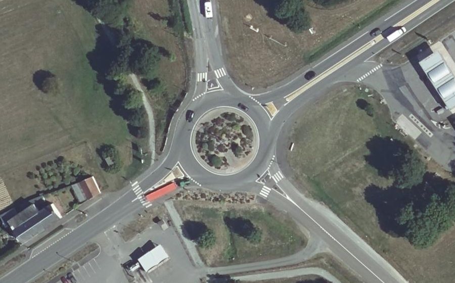 Vue aérienne du Rond-point anonyme n°31663828