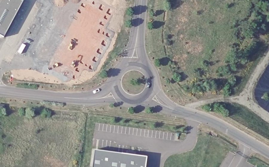 Vue aérienne du Rond-point anonyme n°31665052